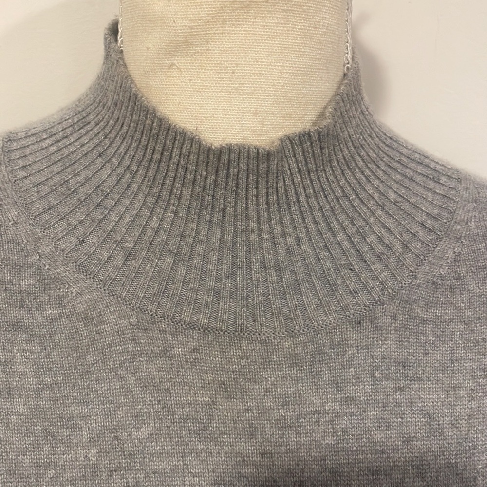 Banana Republic Cashmere Sweater sz. M EUC - Picture 5 of 11
